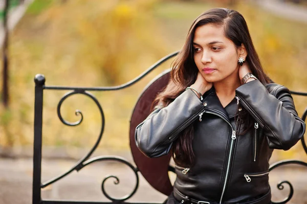 Güzel Siyah Sari Elbiseli Hintli Kız Sonbahar Sokağı Nda Açık — Stok fotoğraf