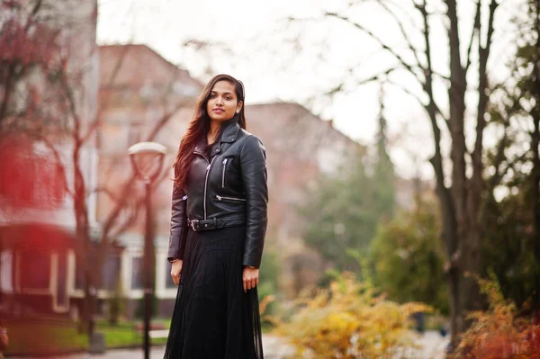 かなりインドの少女黒サリー ドレスと革ジャケット通りの秋の屋外提起しました — ストック写真