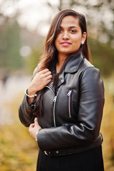 在秋天的街道上摆在户外的漂亮的印度女孩在黑色萨里礼服和皮夹克的近距离肖像 — 图库照片