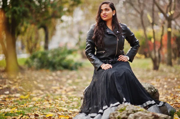 Hübsches Indisches Mädchen Schwarzem Sararekleid Und Lederjacke Posierte Draußen Auf — Stockfoto