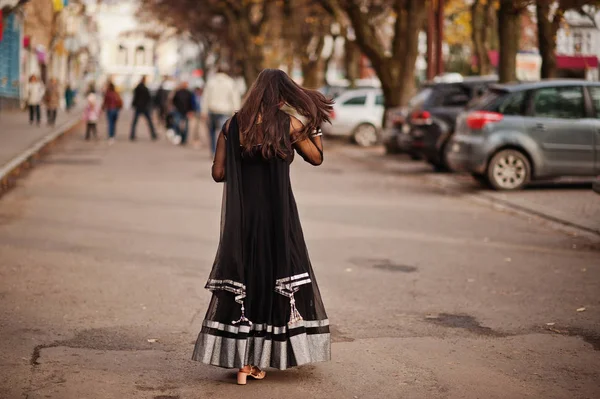 Hübsches Indisches Mädchen Schwarzem Sararekleid Posierte Draußen Auf Der Herbststraße — Stockfoto