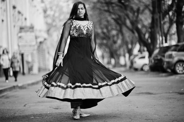 Chica Bastante India Vestido Saree Negro Posó Aire Libre Calle —  Fotos de Stock