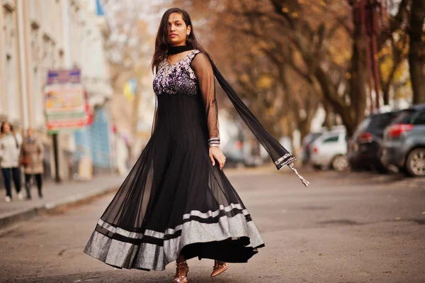 Vrij Indiase Meisje Zwarte Saree Jurk Stelde Buiten Straat Herfst — Stockfoto