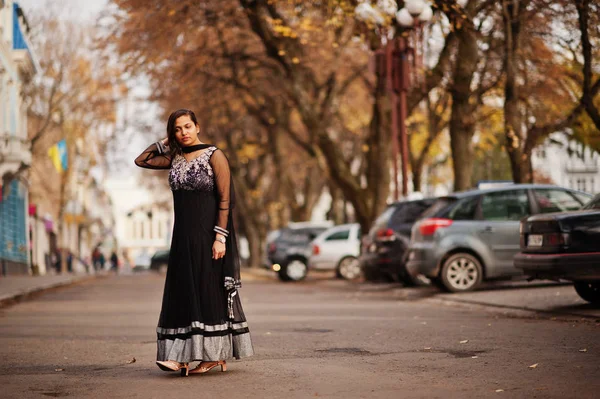 Hübsches Indisches Mädchen Schwarzem Sararekleid Posierte Draußen Auf Der Herbststraße — Stockfoto