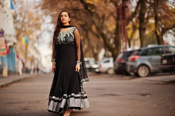 Chica Bastante India Vestido Saree Negro Posó Aire Libre Calle — Foto de Stock