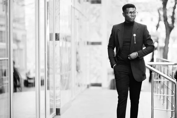 Increíblemente Buscando Hombre Afroamericano Llevar Blazer Azul Con Broche Cuello — Foto de Stock