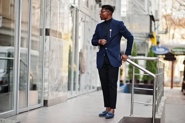 Increíblemente Buscando Hombre Afroamericano Llevar Blazer Azul Con Broche Cuello — Foto de Stock