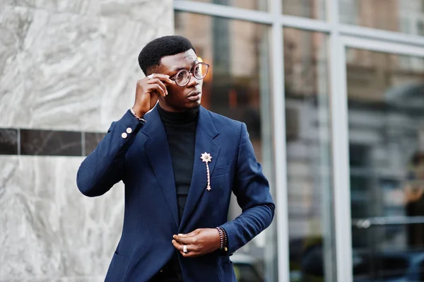 Increíblemente Buscando Hombre Afroamericano Llevar Blazer Azul Con Broche Cuello — Foto de Stock