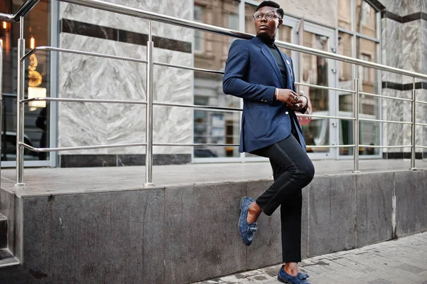 Удивительно Выглядящий Африканский Американец Одет Синий Блейзер Брошь Черная Водолазка — стоковое фото