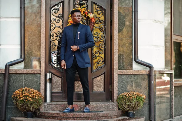 Increíblemente Buscando Hombre Afroamericano Llevar Blazer Azul Con Broche Cuello — Foto de Stock