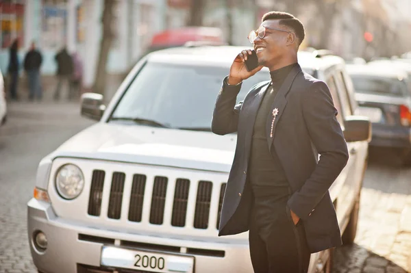 Increíblemente Buscando Hombre Afroamericano Llevar Blazer Azul Con Broche Cuello — Foto de Stock