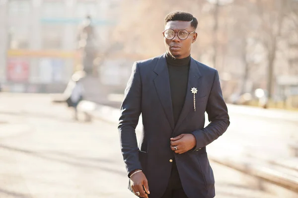 Incrivelmente Olhando Homem Afro Americano Desgaste Blazer Azul Com Broche — Fotografia de Stock