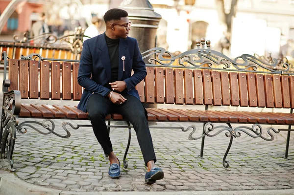 Increíblemente Buscando Hombre Afroamericano Llevar Blazer Azul Con Broche Cuello — Foto de Stock