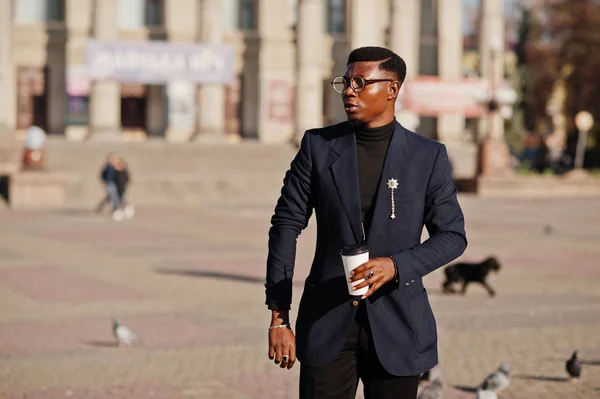 Increíblemente Buscando Hombre Afroamericano Llevar Blazer Azul Con Broche Cuello — Foto de Stock