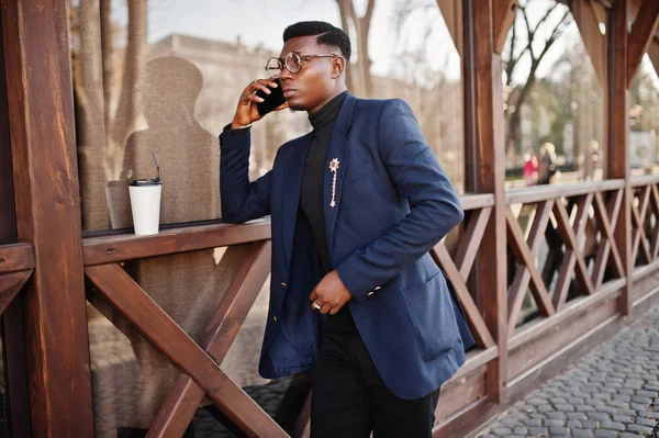 Incredibilmente Cercando Uomo Africano Americano Indossare Giacca Blu Con Spilla — Foto Stock