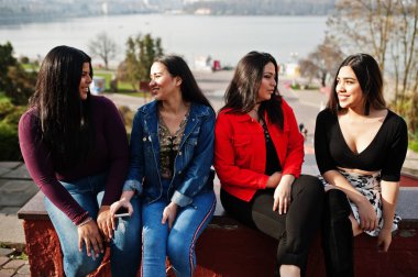 Ekvador üzerinden dört mutlu ve güzel Latin kız grup Sokağı'nda poz verdi..