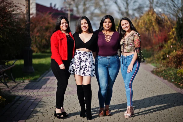 Groupe Quatre Filles Latino Heureuses Jolies Equateur Posé Dans Rue — Photo