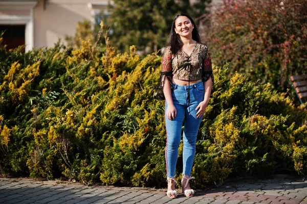 Hübsche Latino Model Mädchen Aus Ecuador Tragen Auf Jeans Posiert — Stockfoto