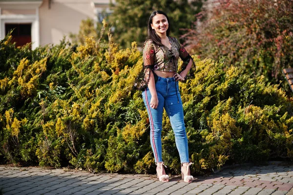 Hübsche Latino Model Mädchen Aus Ecuador Tragen Auf Jeans Posiert — Stockfoto