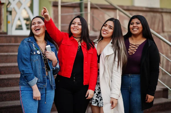 Ekvador Üzerinden Dört Mutlu Güzel Latin Kız Grup Sokağı Nda — Stok fotoğraf