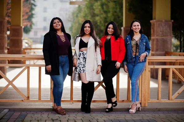 Groep Van Vier Gelukkig Mooi Latino Meisjes Uit Ecuador Stelde — Stockfoto