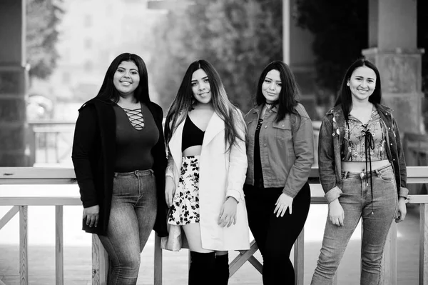 Groupe Quatre Filles Latino Heureuses Jolies Equateur Posé Dans Rue — Photo