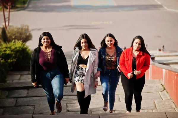 Grupo Cuatro Chicas Latinas Felices Bonitas Ecuador Posaron Calle — Foto de Stock