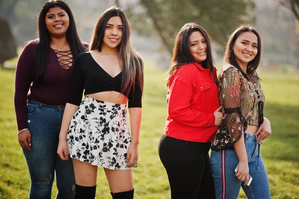 Grupo Cuatro Chicas Latinas Felices Bonitas Ecuador Posaron Calle — Foto de Stock