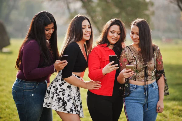 Sokağı Nda Yarattığı Cep Telefonları Seyir Ekvador Üzerinden Dört Mutlu — Stok fotoğraf