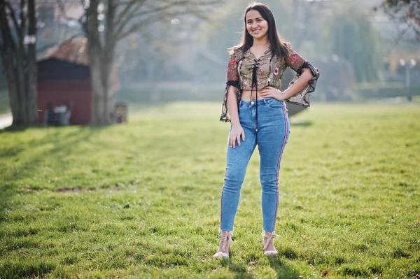 Jolie Fille Modèle Latino Equateur Porter Sur Jeans Posé Rue — Photo
