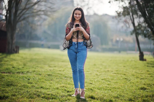 Bastante Chica Modelo Latino Ecuador Llevar Jeans Posados Calle Con —  Fotos de Stock