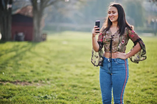 Bastante Chica Modelo Latino Ecuador Llevar Jeans Posados Calle Con —  Fotos de Stock