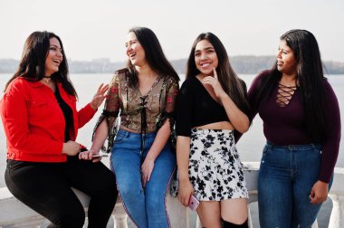 Ekvador üzerinden dört mutlu ve güzel Latin kız grup göl tarafına poz verdi..