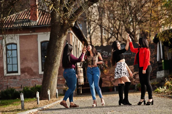 Grupo Quatro Meninas Latinas Felizes Bonitas Equador Posou Rua — Fotografia de Stock