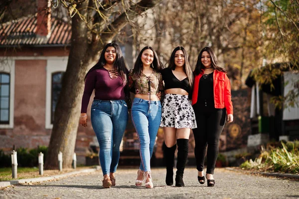 Groep Van Vier Gelukkig Mooi Latino Meisjes Uit Ecuador Stelde — Stockfoto