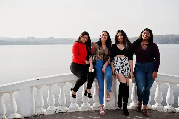 Grupo Cuatro Niñas Latinas Felices Bonitas Ecuador Posaron Frente Lago — Foto de Stock