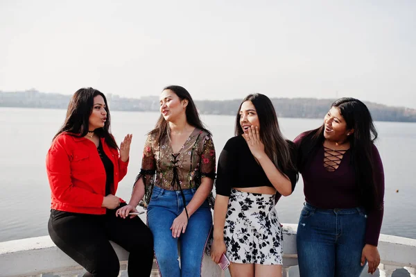 Group Four Happy Pretty Latino Girls Ecuador Posed Lake Side — Stock Photo, Image