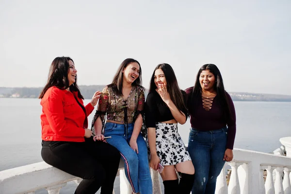 Grupo Quatro Meninas Latinas Felizes Bonitas Equador Posou Contra Lado — Fotografia de Stock