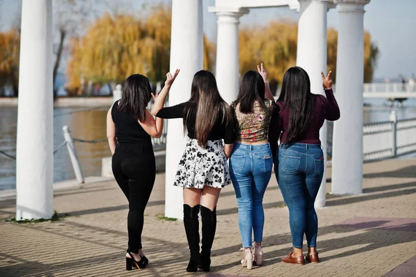 Rücken Der Gruppe Vier Glückliche Und Hübsche Latino Girls Aus — Stockfoto