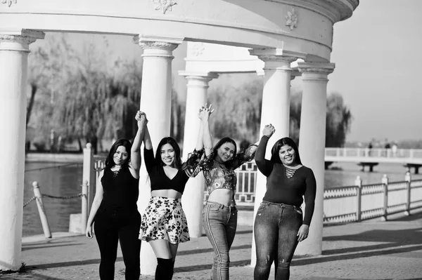 Grupo Quatro Meninas Latinas Felizes Bonitas Equador Posou Rua — Fotografia de Stock