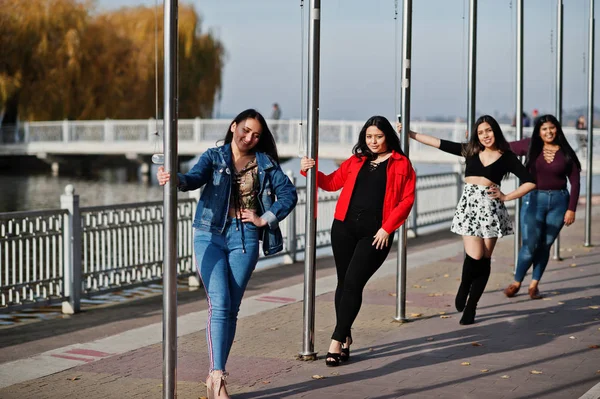 Groupe Quatre Filles Latino Heureuses Jolies Equateur Posé Dans Rue — Photo