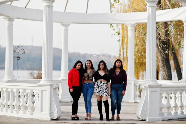 Grupo Cuatro Muchachas Latinas Felices Bonitas Ecuador Posaron Calle Contra — Foto de Stock