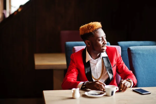 Afro Amerykanin Modelka Czerwonym Kolorze Włosów Podkreśla Siedząc Kawiarni Kawy — Zdjęcie stockowe