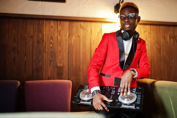 Mode Afrikanisch Amerikanischer Mann Model Bei Rotem Anzug Mit Controller — Stockfoto
