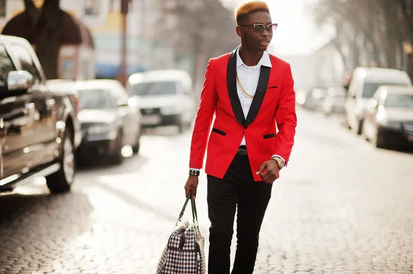 通りで提起されたハイライトの髪とハンドバッグの赤いスーツでアフリカ系アメリカ人のファッションモデル — ストック写真