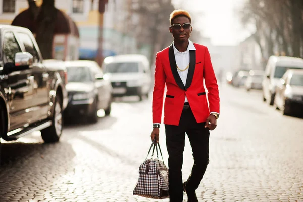 Modelo Hombre Afroamericano Moda Traje Rojo Con Reflejos Cabello Bolso — Foto de Stock