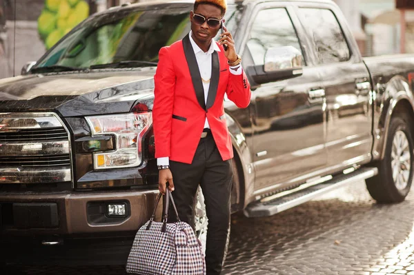 Moda Hombre Afroamericano Modelo Traje Rojo Con Destaca Pelo Posado —  Fotos de Stock