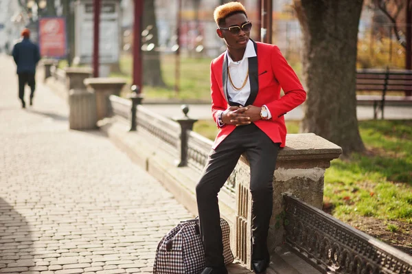 Мода Африканский Мужчина Модель Красном Костюме Яркими Волосами Сумочкой Позировали — стоковое фото