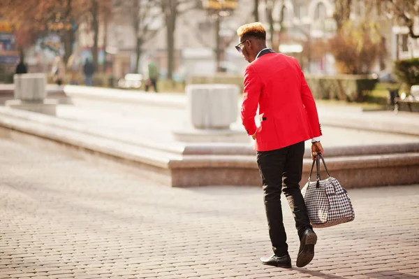 Atrás Moda Hombre Afroamericano Modelo Traje Rojo Con Pelo Destaca — Foto de Stock