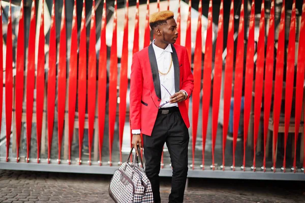 Modelo Hombre Afroamericano Moda Traje Rojo Con Reflejos Cabello Bolso — Foto de Stock